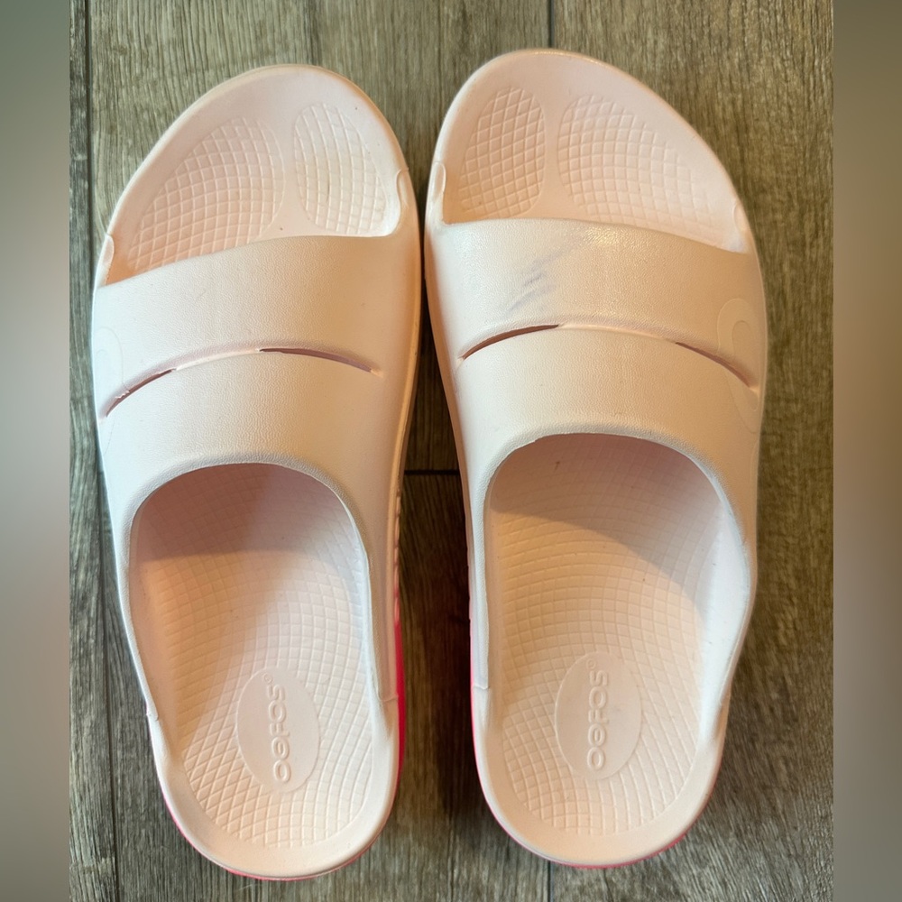 Oofos Ooahh Slides light pink Women’s 10 (men’s 8)